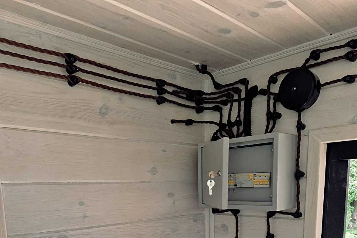 Особенности монтажа электропроводки в деревянных домах